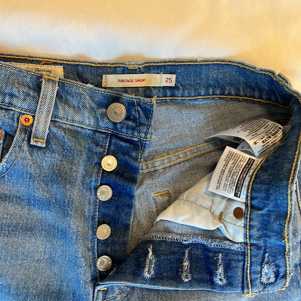 Levi’s Ribcage Short - Picture 3 of 5